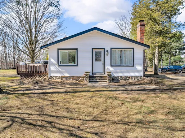 1181 Harvey Lake Rd, Highland, MI 48356