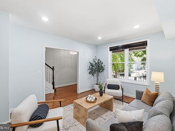 5th image of 2429 3rd St NE