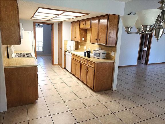 4th image of 606 Cambridge Dr