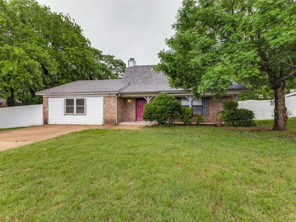408 Windwood Ct, Azle, TX 76020