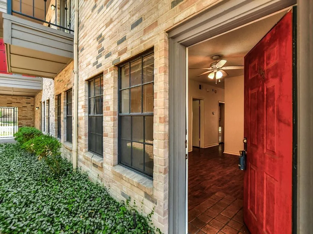 2 bed, 2.0 bath, 813 sqft, $1,595 — Photo 3