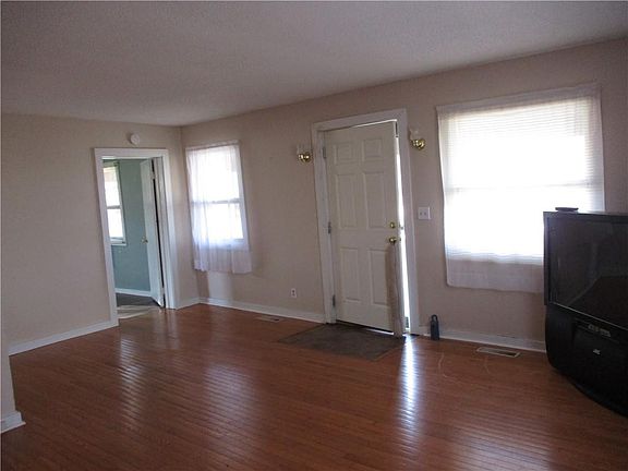 3rd image of 221 S Washington