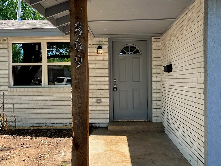 869 E Steed Dr — Photo 1