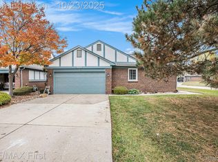 15511 Huntcliff Dr, Macomb, MI 48044