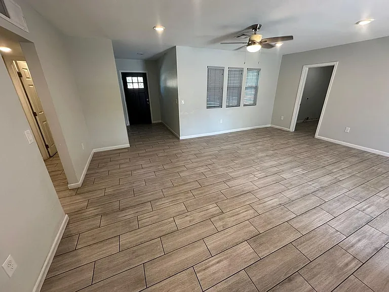 7018 N 14th Dr — Photo 3