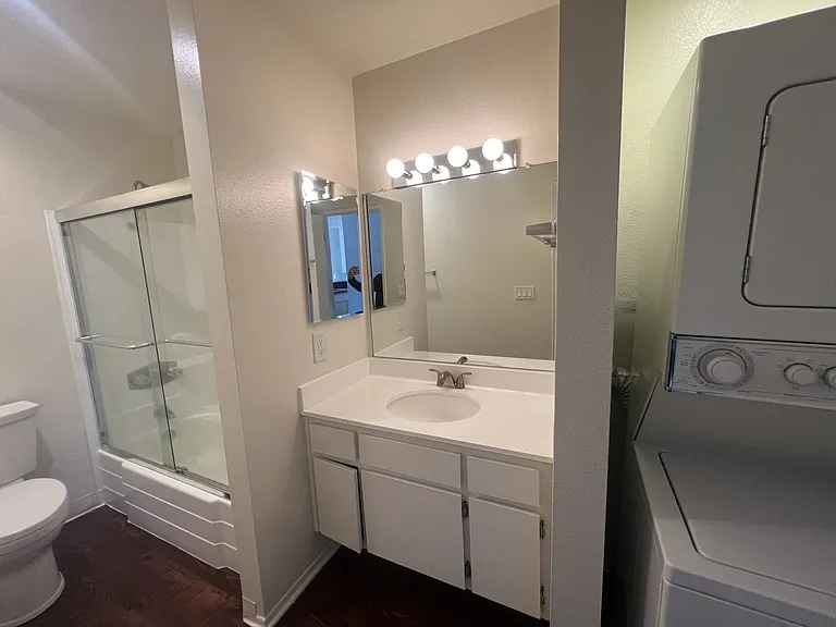Versailles on the Lake Apartments — Photo 96