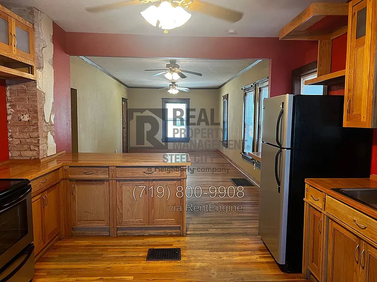 1520 E 8th St — Photo 3