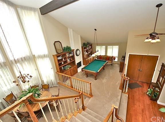 2-story vaulted ceiling & high windows!