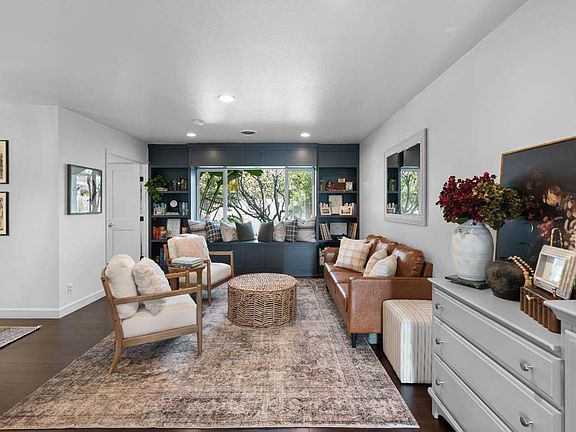 3rd image of 909 Greenwood Dr