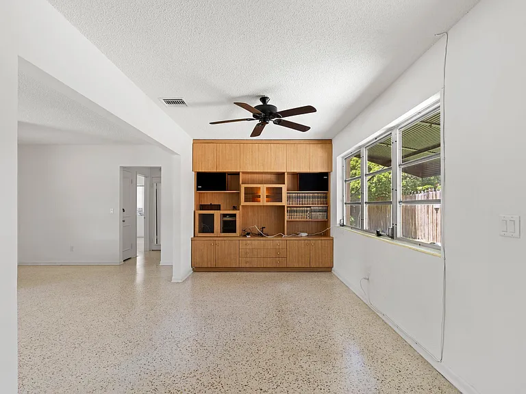 1725 N Lakeside Dr — Photo 12