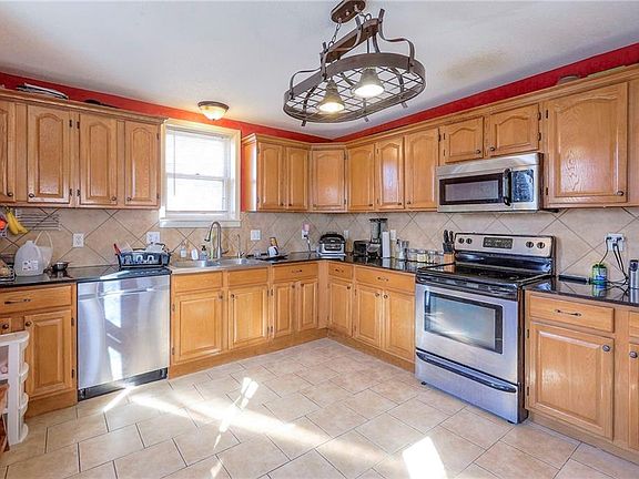 4th image of 902 N Crysler Ave