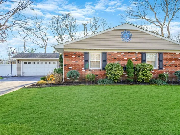 20 Whitfield Lane, Coram, NY 11727