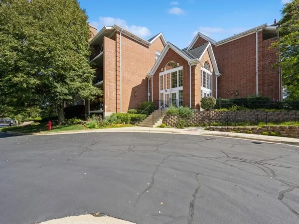 53 Hunt Club Dr #53, Saint Charles, IL 60174