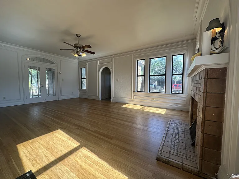 1902 Broadway St — Photo 12