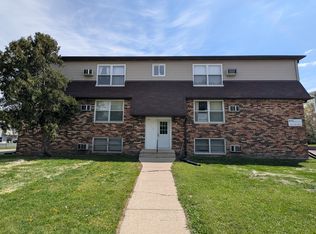 1104 S Cross St APT 3, Sycamore, IL 60178