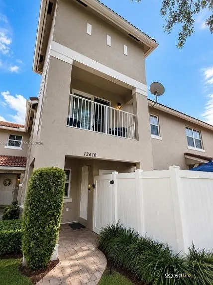 2 bed, 2.0 bath, 1153 sqft, $3,200 — Photo 2