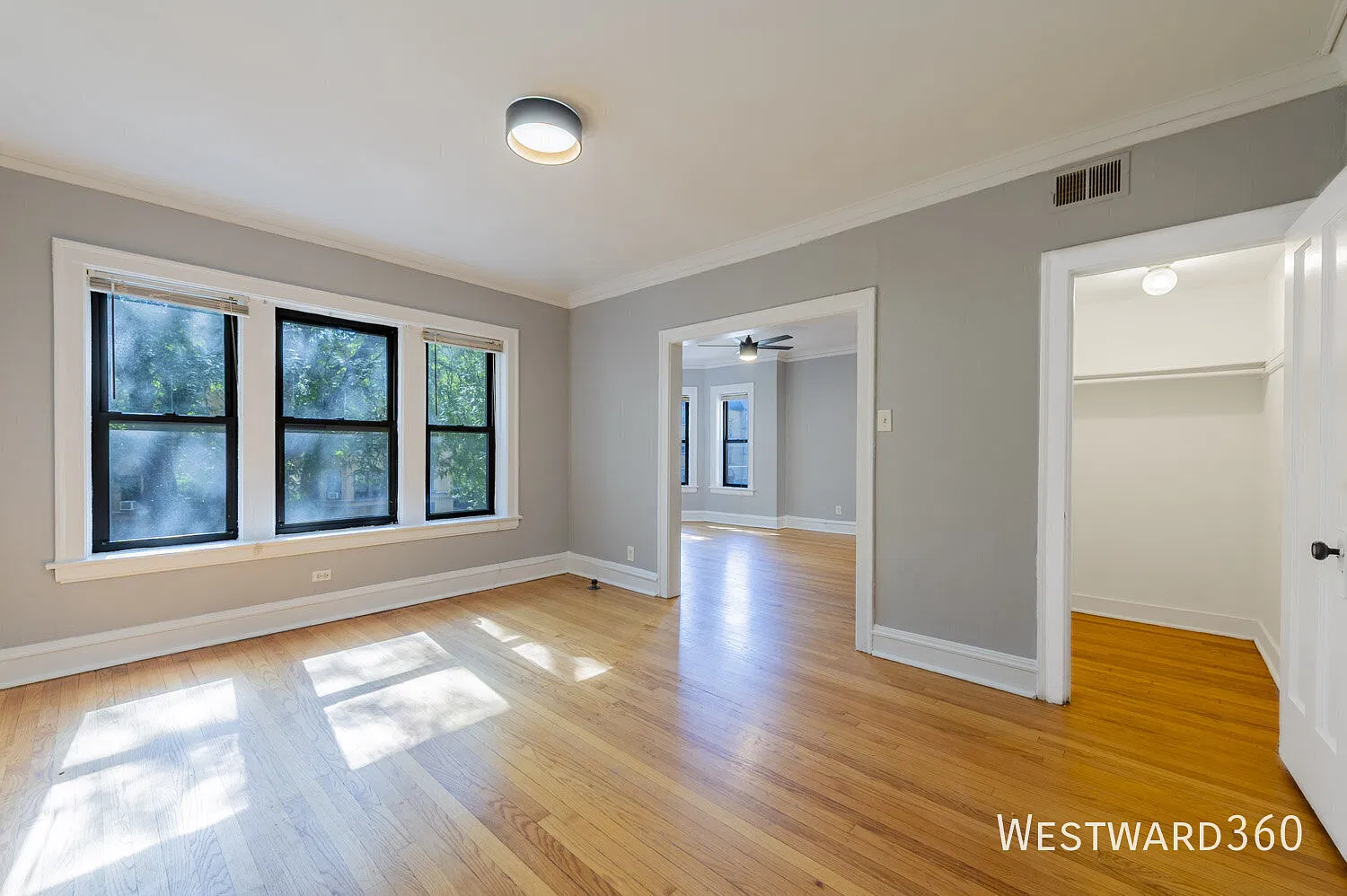 Extra large 1 bed/1bath with separate dining room & living room — Photo 4