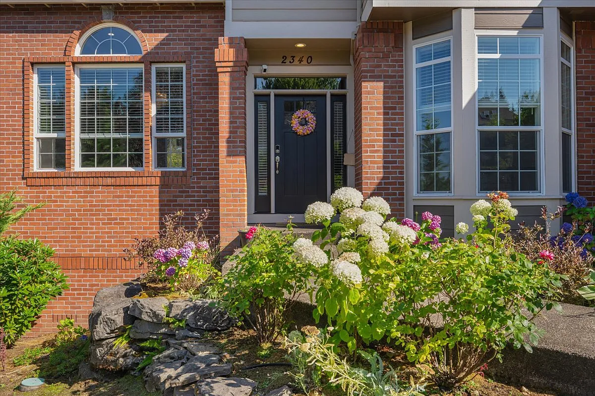 2340 Oakhurst Ln — Photo 2