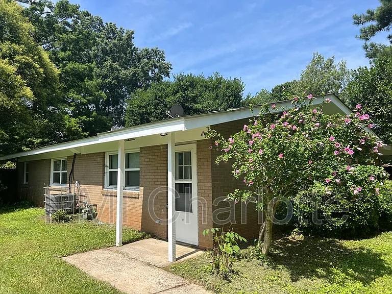 1100 Vickery Dr — Photo 2