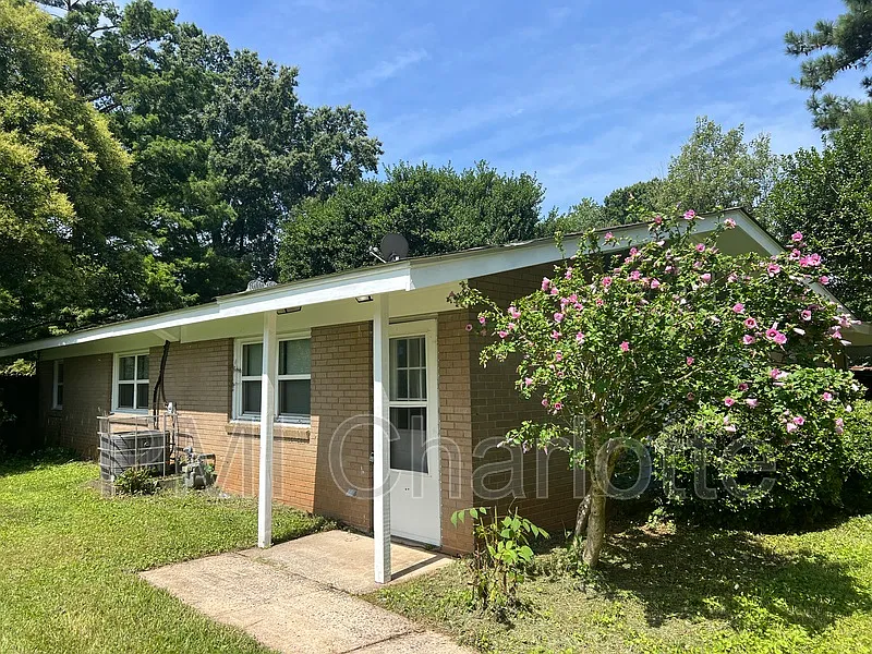 Building Photo - 1100 Vickery Dr