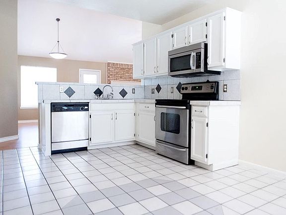 4th image of 1103 S Riviera Cir