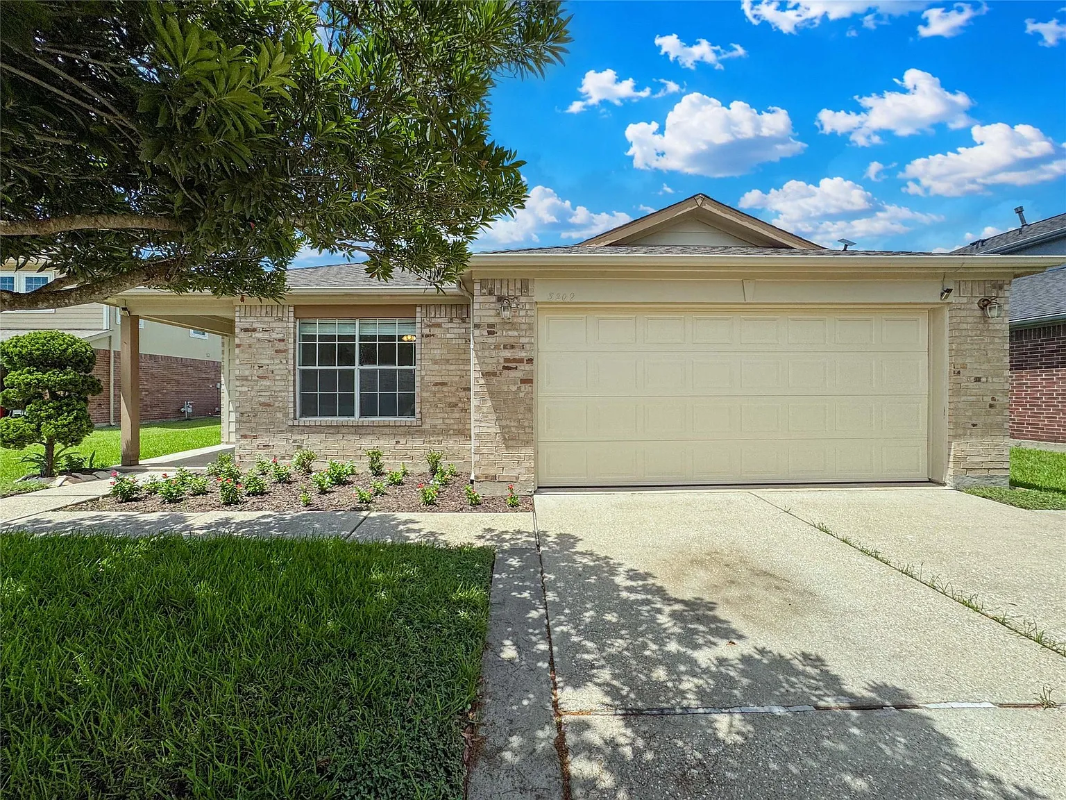 3 bed, 2.0 bath, 1680 sqft, $2,399 — Photo 2