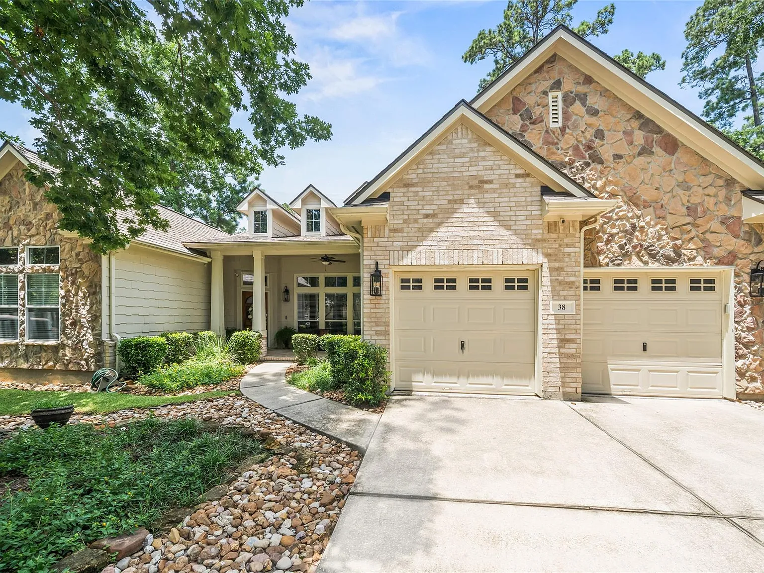 4 bed, 3.0 bath, 2295 sqft, $5,400 — Photo 2