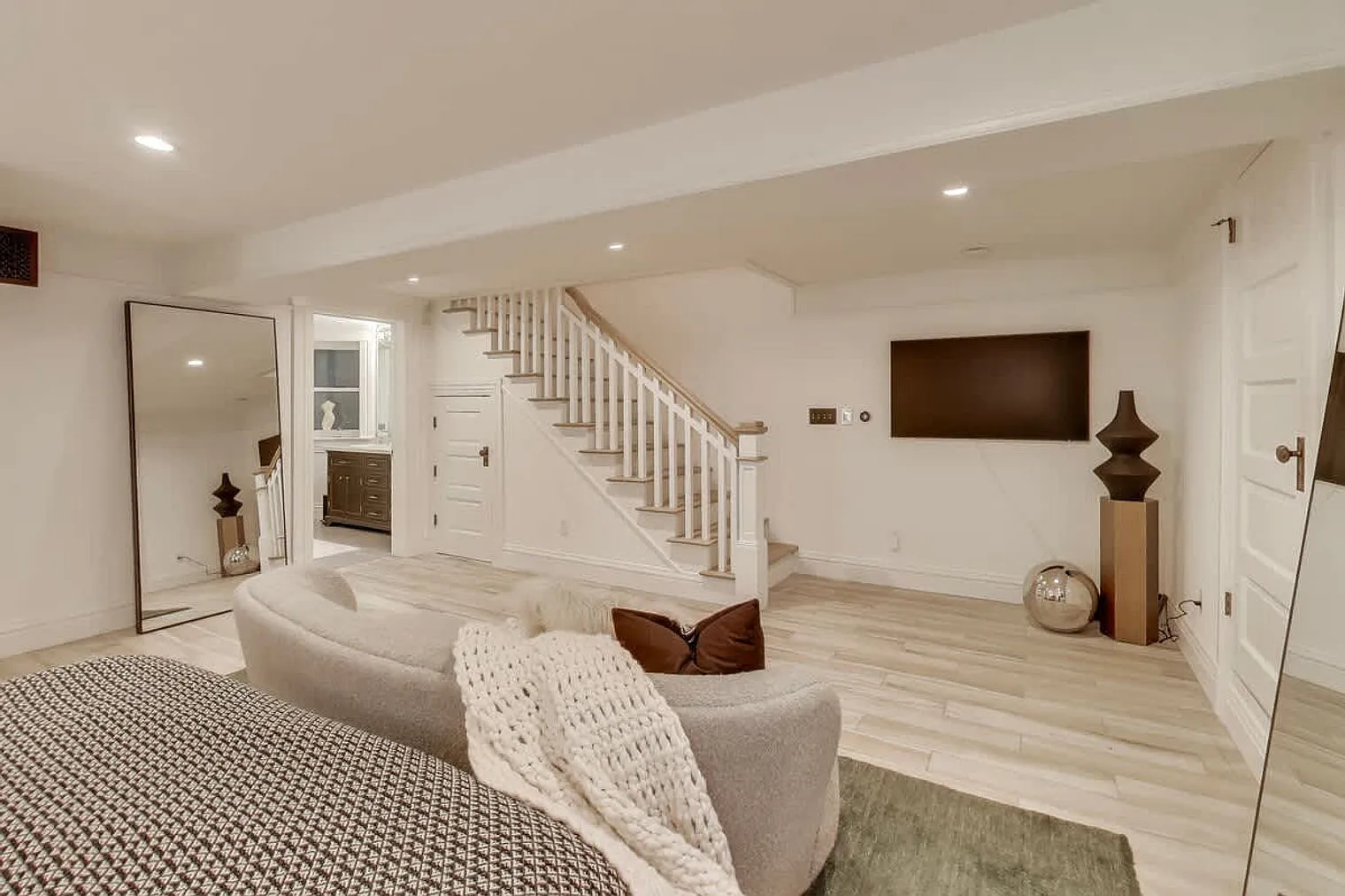 3 bed, 2.0 bath, 1969 sqft, $16,214 — Photo 4