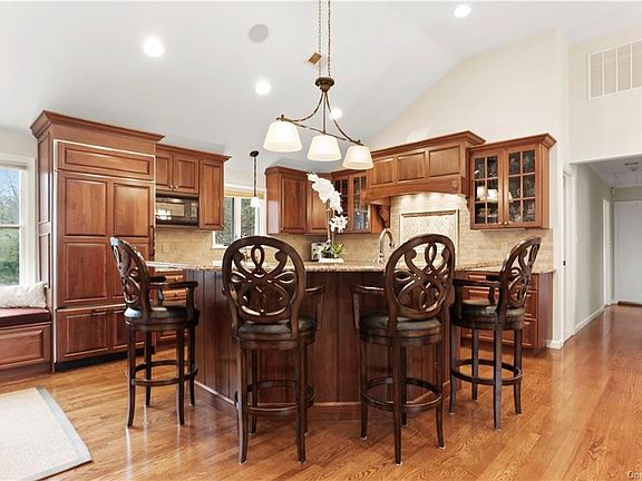4th image of 4 Dogwood Dr