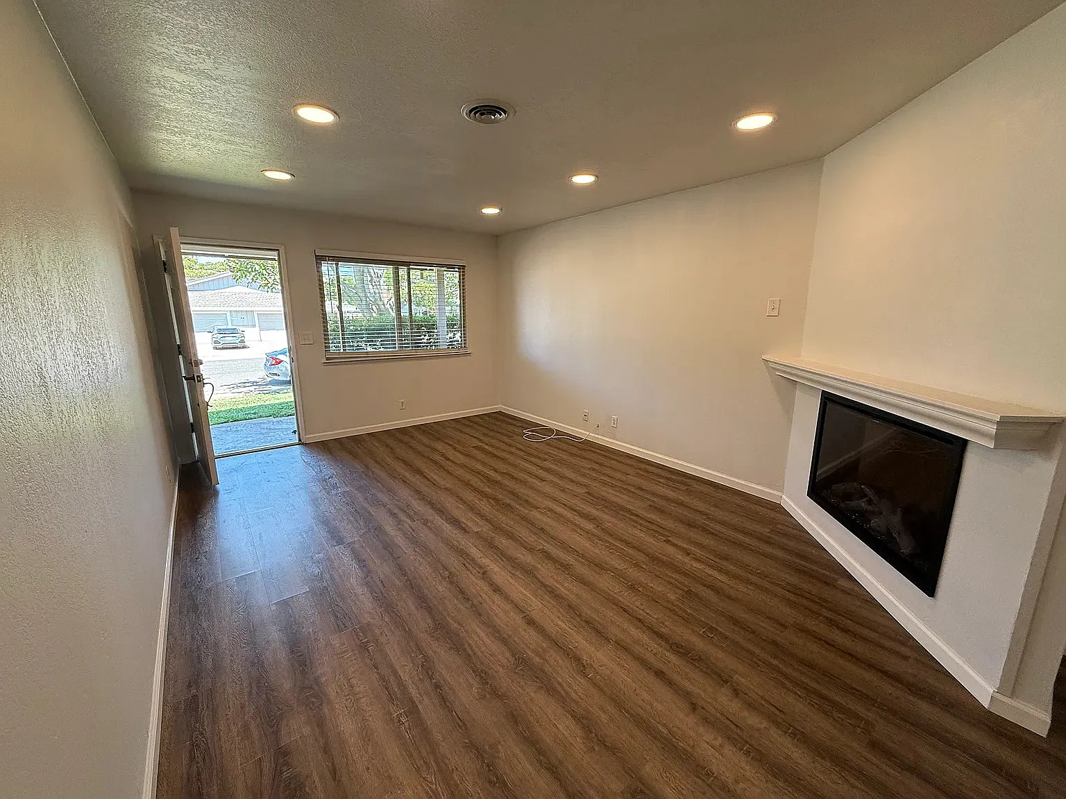 2 bedroom 1 bath w garage and huge backyard. — Photo 3