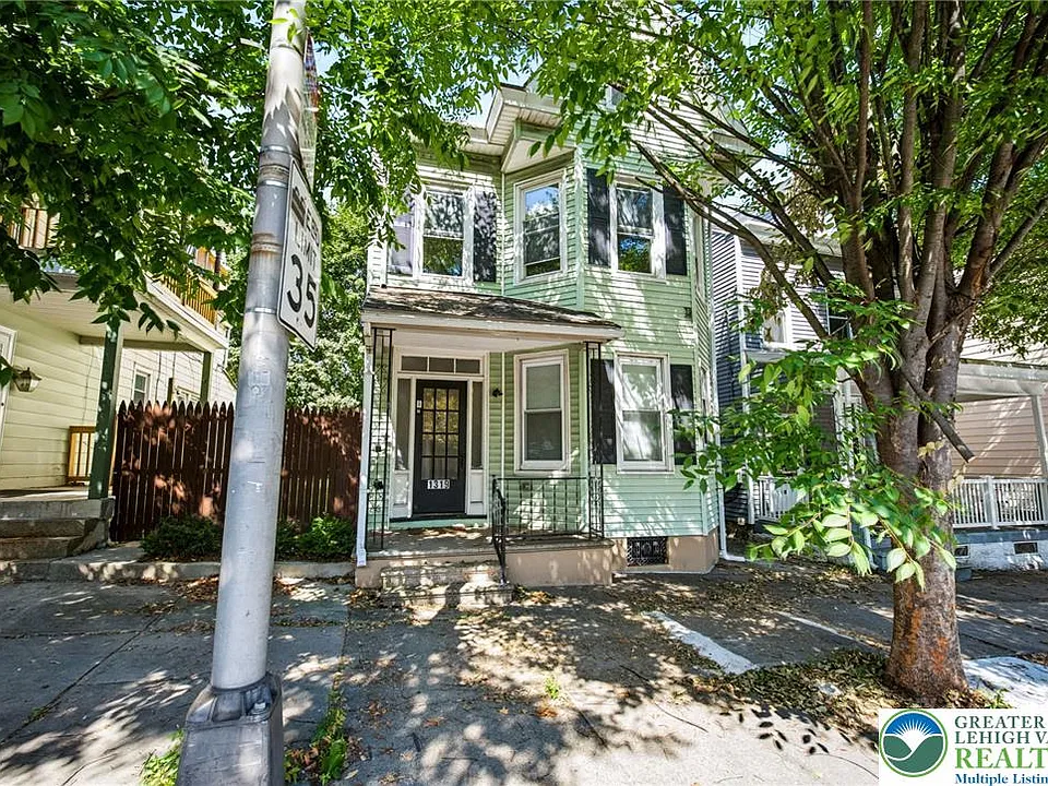1319 Northampton St #2
