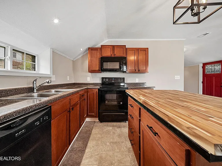 1121 Forsythe St — Photo 11