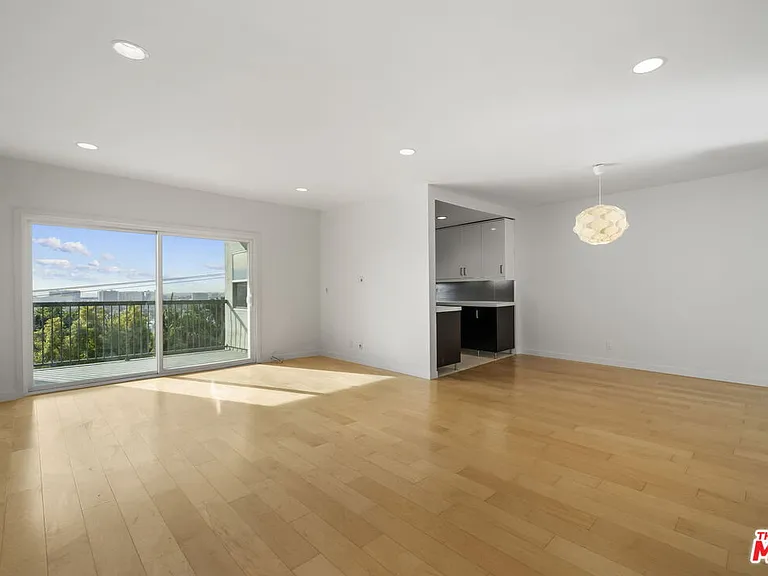 8550 Holloway Dr #405 — Photo 4