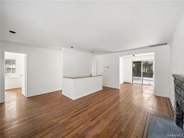 4 bed, 2.0 bath, 1302 sqft, $5,200 — Photo 3