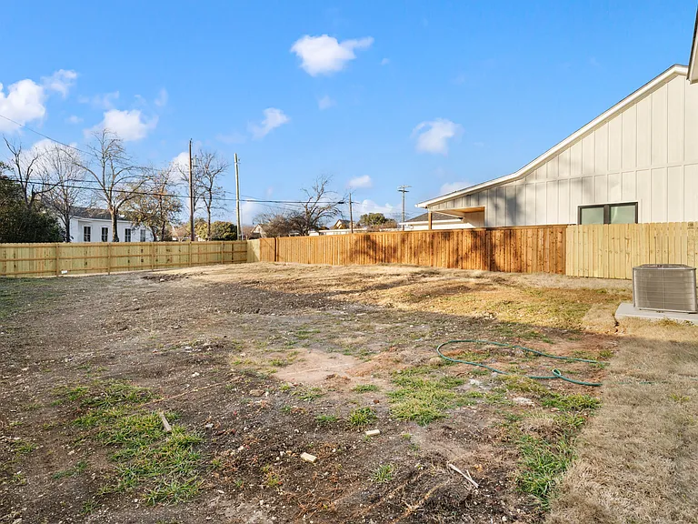 1905 Sanger Ave — Photo 20