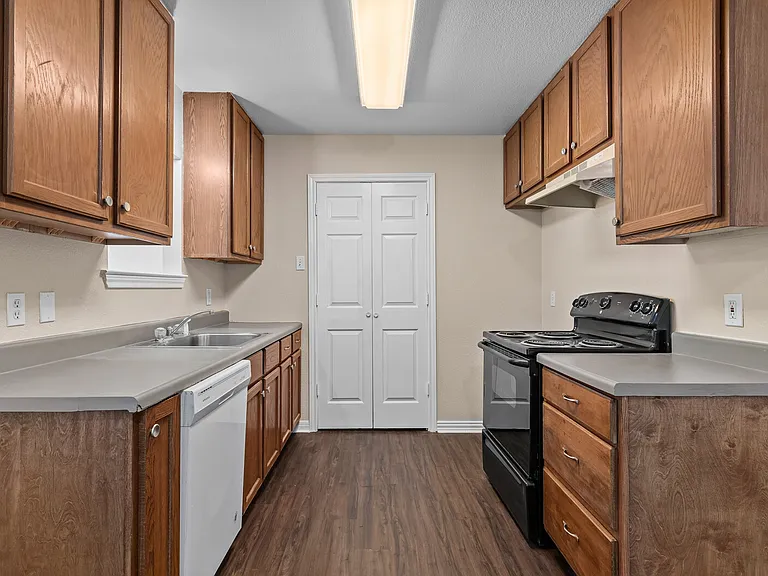 217 E East Craven Ave — Photo 6