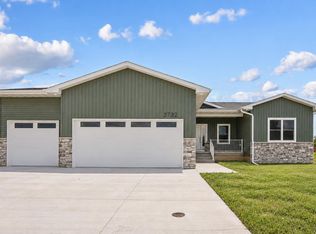 3732 Broomfield Dr, Cedar Falls, IA 50613