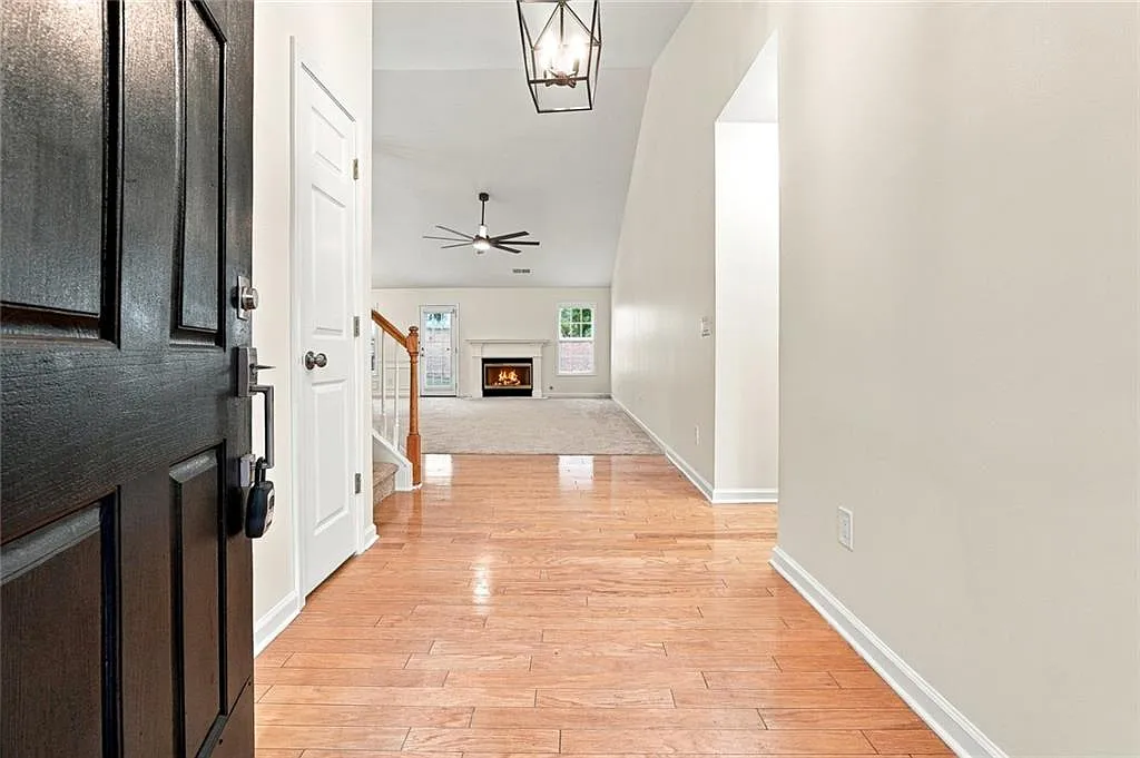 4 bed, 2.0 bath, 2192 sqft, $2,700 — Photo 2