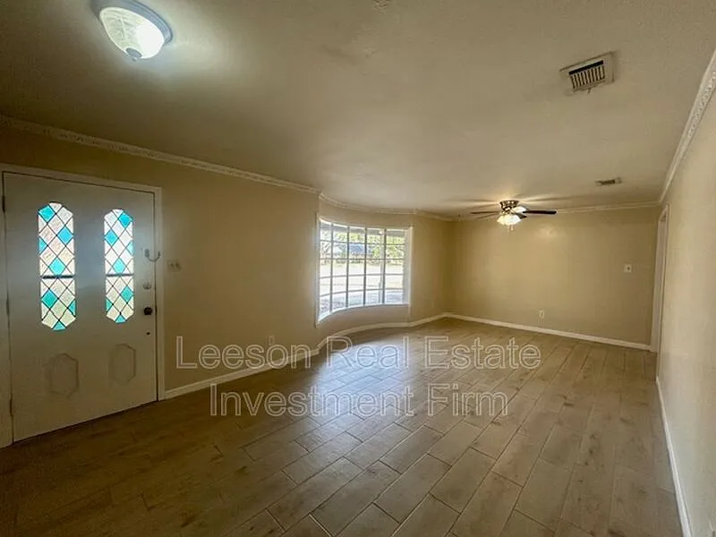 4 bed, 2.0 bath, 2400 sqft, $2,300 — Photo 4