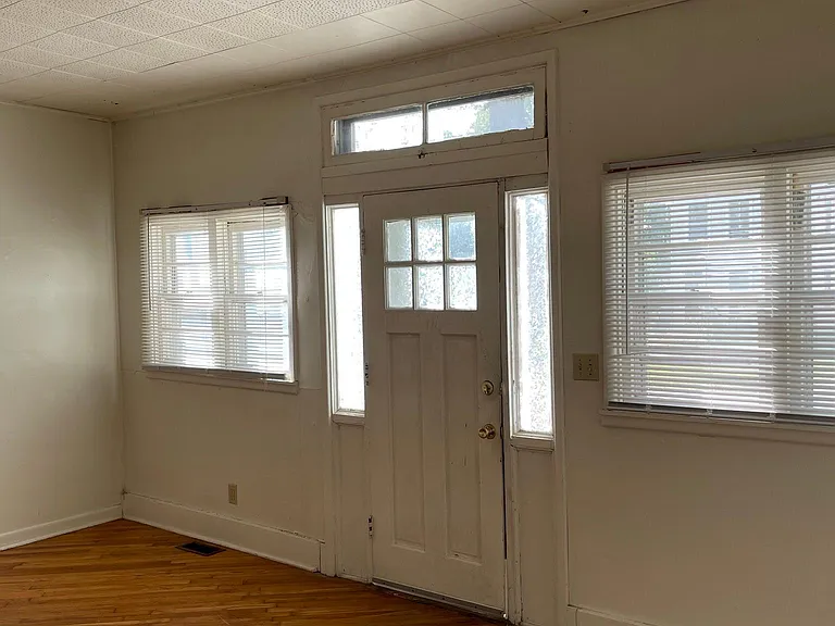 816 E Market St #A — Photo 5