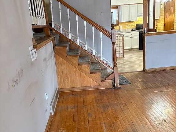 3rd image of 1625 S Elm St