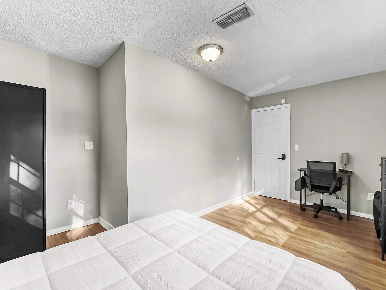 4 bed, 2.0 bath, 1805 sqft, $841 — Photo 1