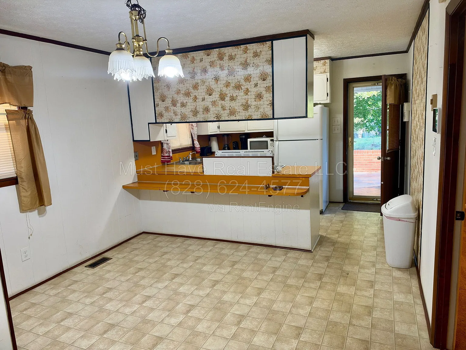 3 bed, 1.0 bath, 1050 sqft, $1,400 — Photo 2