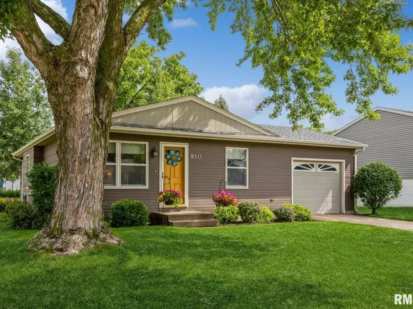 910 W Donahue St, Eldridge, IA 52748