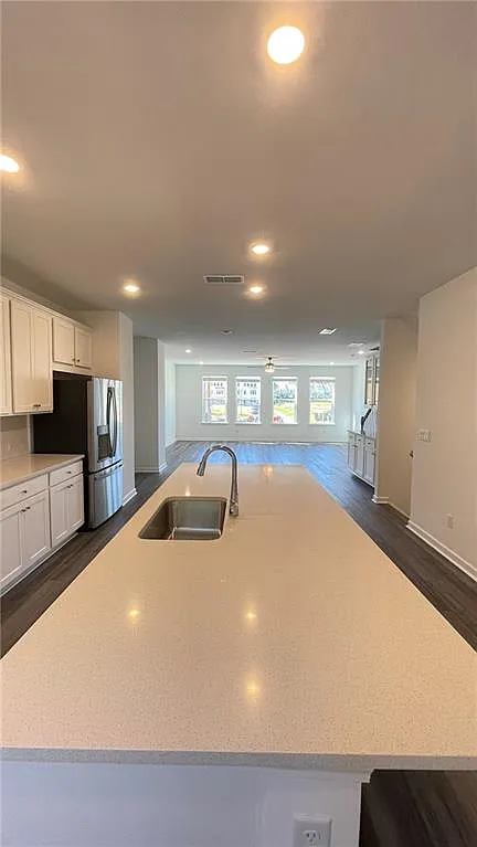 4 bed, 3.5 bath, 2359 sqft, $2,950 — Photo 2