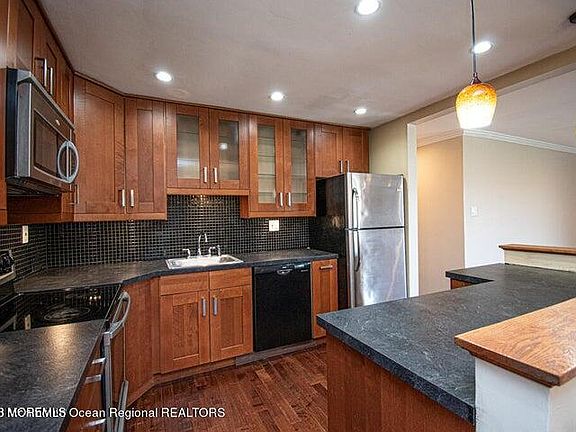 2nd image of 5 Newport Ct #238