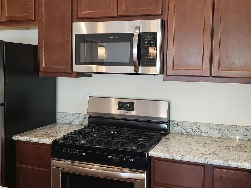 1st image of 3020 N Leavitt St #2
