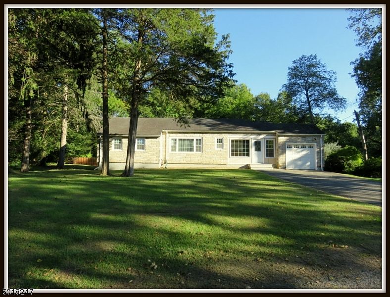 1st image of 920 E Walnut Dr