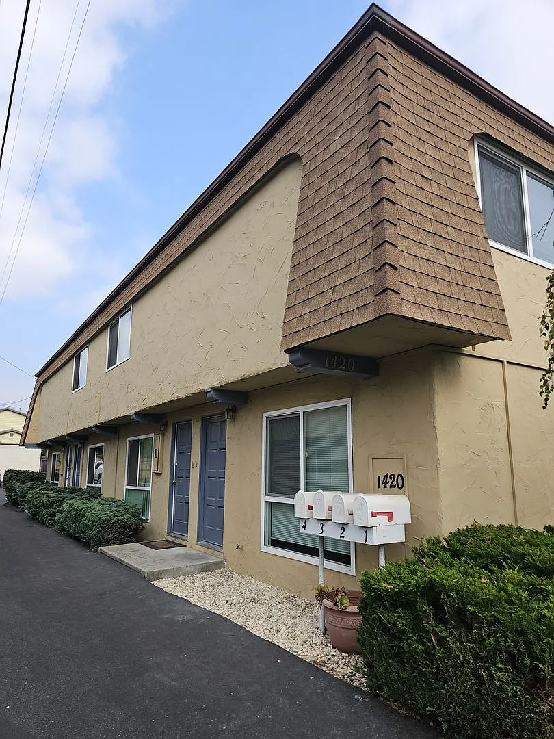 0055 1418 & 1420 Carmel — Photo 1