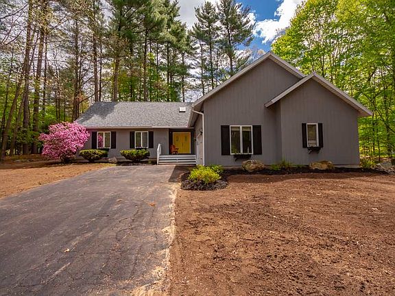 3rd image of 35 Fieldstone Dr